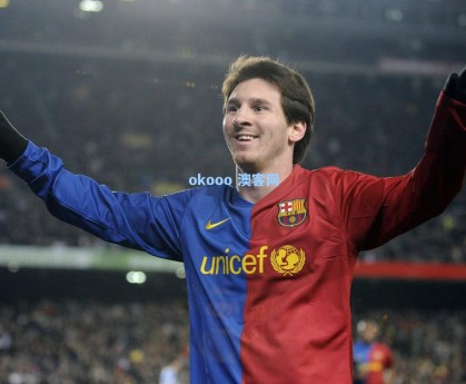 奥客-数万掌声响彻绿茵！狂热球迷冲场跪拜C罗 巨星展颜一笑暖化赛场