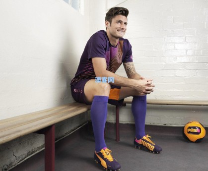 官方澳客网-亚冠赛场外的温情，麦克阿瑟FC与大埔赛前共悼火灾遇难者，足球凝聚人文关怀